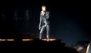Johnny Hallyday perd la boule, il salue Clermont-Ferrand lors d’un concert à St-Etienne