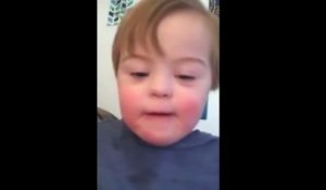 Un adorable bébé atteint de trisomie apprend à réciter l'alphabet