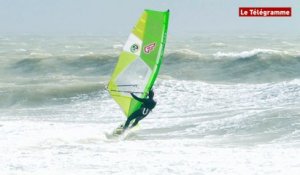 Gavres (56).  Windsurf dans le vent et la houle