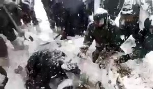 Un soldat indien retrouvé vivant après 6 jour passés enterré dans la neige après une avalanche