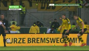 Les fans du Borussia Dortmund balancent des balles de tennis sur le terrain