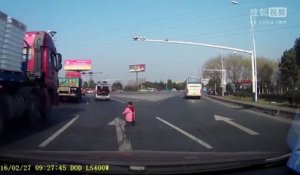 Un enfant de 2 ans tombe du coffre d'une voiture en Chine