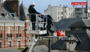 Rennes. Du haut de ces 12 mètres l'artiste vous contemple