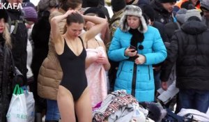 Des ukrainiennes en bikini se baignent dans l'eau gelée