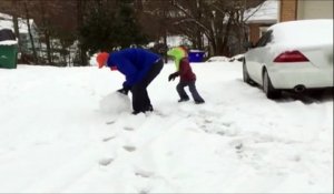 Quand papa te balance une boule de neige géante : KO!