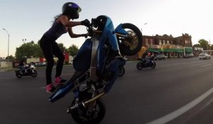 Une jeune femme fait des cascades en moto dans les rues de Saint Louis