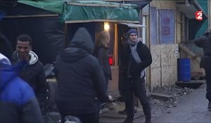 Jude Law rend visite aux migrants de Calais