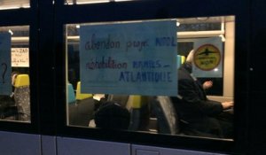 Action des anti-aéroport dans le tram-train