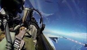 Dans le cockpit d'un avion de chasse F / A-18F Super Hornet