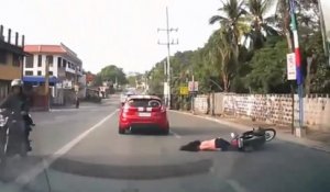 Femme en scooter fait une terrible chute (Philippines)