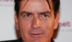 Charlie Sheen blâme une crème à la testostérone pour son comportement bizarre