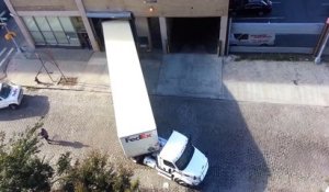 La manoeuvre parfaite d'un conducteur Fedex pour garer un camion dans un garage étroit