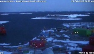 Un brise-glace australien bloqué dans une tempête de neige en Antarctique