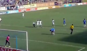 Deux joueurs d'une équipe du Zimbabwe tentent de reproduire le penalty de Messi et Suarez...