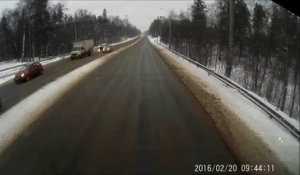 Accident impressionnant sur une route verglassée en russie