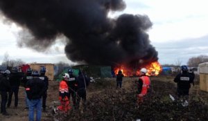 Démantèlement de la jungle de Calais, cabanes incendiées