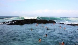 Australie : une vague gigantesque surprend les baigneurs