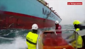 Remorquage de l'Emma Maersk par l'Abeille Bourbon au large d'Ouessant