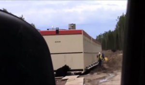 Blague avec un costume d'ours sur un chantier