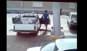 La vidéo terrifiante de l'explosion soudaine et inexpliquée d'un pick-up dans une station-service