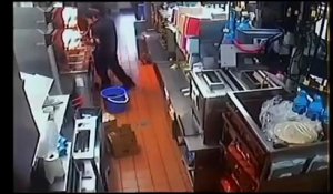 Une employée de Mcdo tombe dans un seau d’huile bouillante
