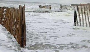 Le Touquet : la mousse et les grandes marées débarquent sur la plage