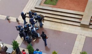 Policier VS Manifestant sur la place Bellecour (Lyon)