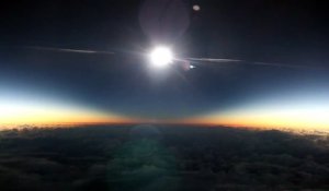Une éclipse solaire depuis un avion volant à 10 700 mètres d'altitude