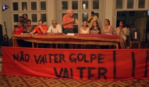 Brésil: les militants soutenant Lula et Dilma Rousseff crient "non au coup d'Etat"