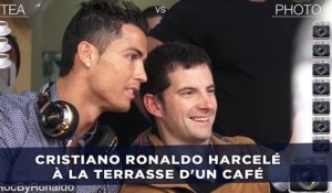 Cristiano Ronaldo harcelé quand il sort de chez lui pour prendre un thé