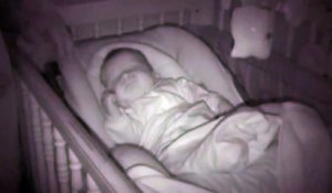 Ce bébé fait le robot en dormant! Bras mécanique...