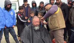 L'artiste Ai Weiwei tondu par un migrant