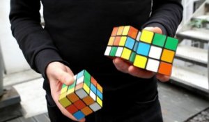 Il résout 3 Rubik's Cubes en jonglant avec en 20 secondes!