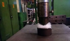 Faire exploser du papier bulle sous une presse hydraulique