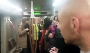 Des personnes bloquées dans une rame de métro suite à l'explosion à Maelbeek