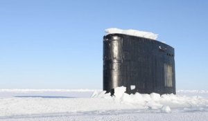 Un sous-marin brise la glace pour faire surface !