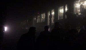 Attaque dans le métro Maelbeek: des passagers évacuent par les voies