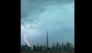 Images magnifiques de la foudre qui frappe Dubaï en plein orage