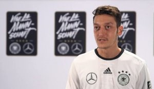 Amical - Özil ravi de retrouver ses amis anglais