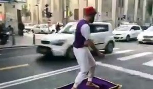 Aladdin sur un tapis volant dans les rues en Israel à Tel Aviv