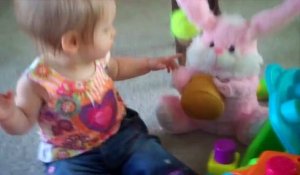 Un bébé se lance dans une danse effrénée avec son lapin...