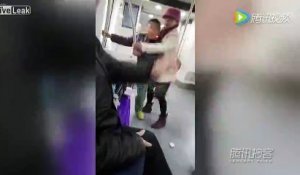 Un enfant s'en prend à sa mère et la frappe dans le métro chinois