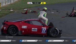 Accident impressionnant pendant le GT Tour 2016 (Nogaro) - Crash de Sacha Bottemanne