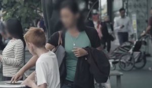Un enfant sans-abri ignoré par la majorité des passants lors d’une expérience sociale à Auckland (vidéo)