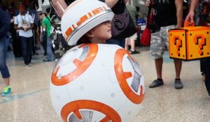 Une petite fille trop mignonne déguisée en BB-8