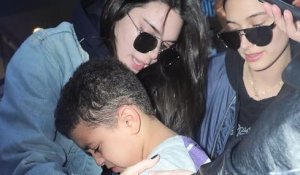 Kendall Jenner réconforte un petit garçon