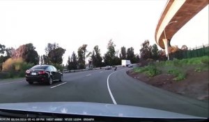 Une voiture défonce une moto et se barre à toute vitesse sur l'autoroute - Hit and Run