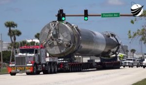 Transport de la fusée SpaceX falcon 9 sur un semi-remorque en Californie