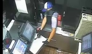 Un braqueur pas doué essaie de voler la caisse au drive d'un fast-food