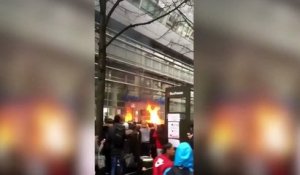 Des jeunes mettent le feu à leur lycée lors d'une manifestation
